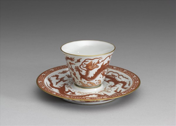 白瓷描紅雲龍紋杯托