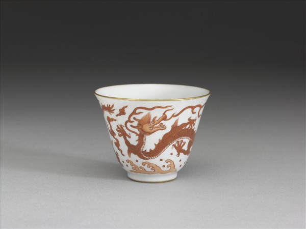 白瓷描紅雲龍紋杯