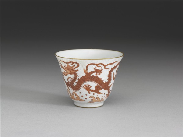 白瓷描紅雲龍紋杯