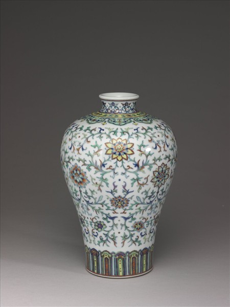 鬥彩番蓮紋梅瓶
