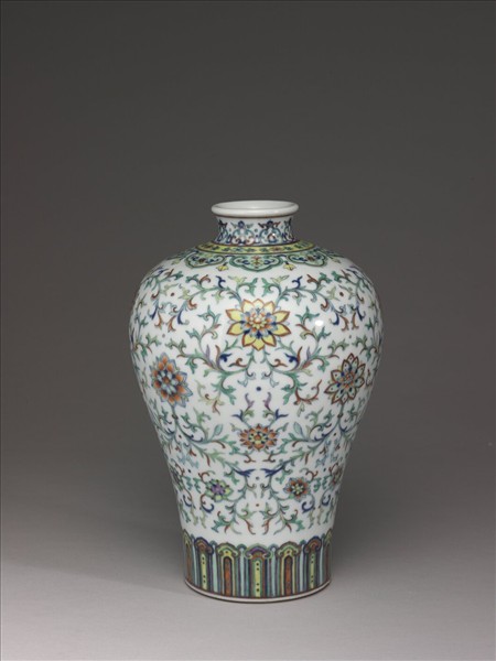 鬥彩番蓮紋梅瓶