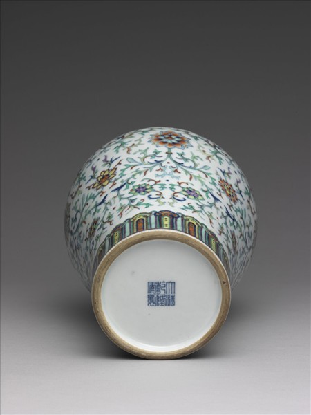 鬥彩番蓮紋梅瓶