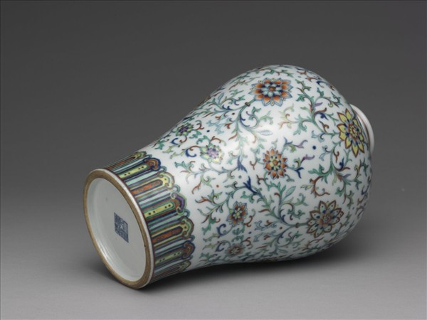 鬥彩番蓮紋梅瓶