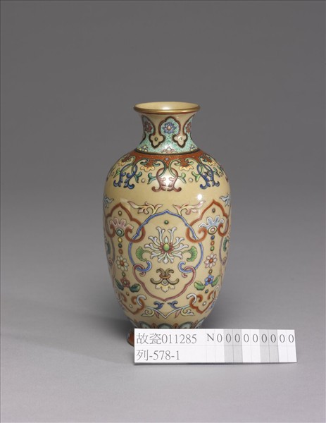 粉彩黃地花卉紋瓶