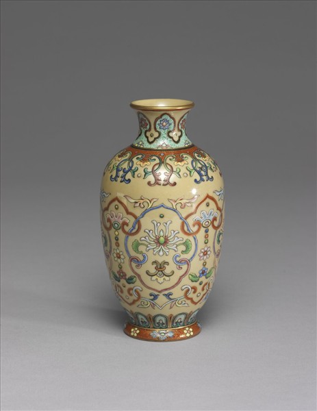 粉彩黃地花卉紋瓶