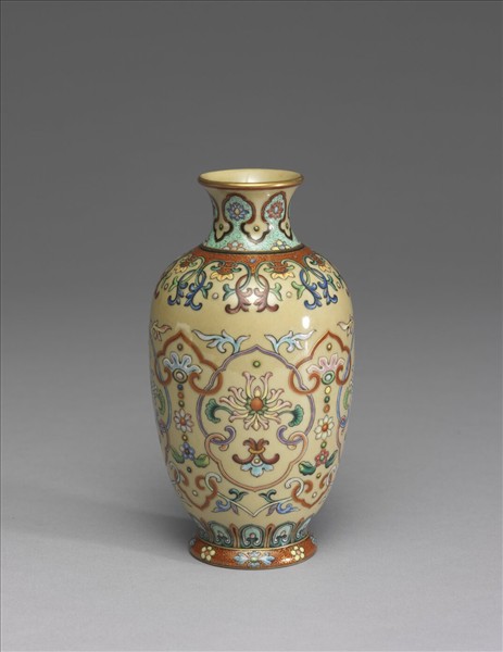 粉彩黃地花卉紋瓶