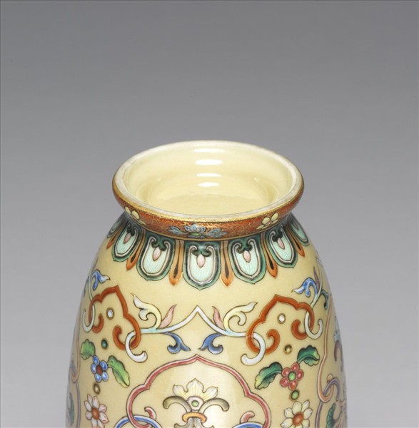 粉彩黃地花卉紋瓶