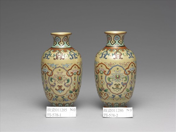 粉彩黃地花卉紋瓶