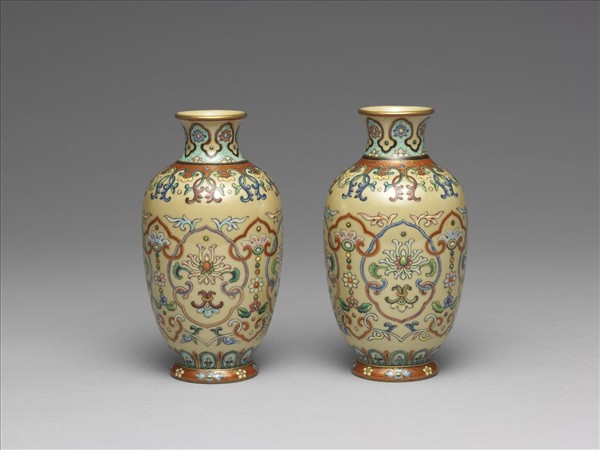 粉彩黃地花卉紋瓶