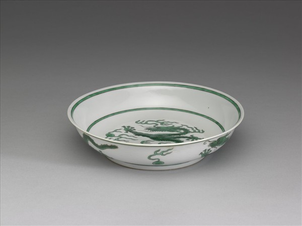 白釉綠彩龍紋盤