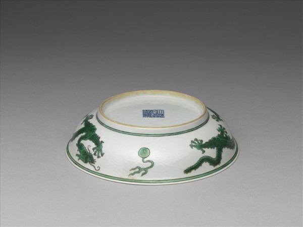 白釉綠彩龍紋盤