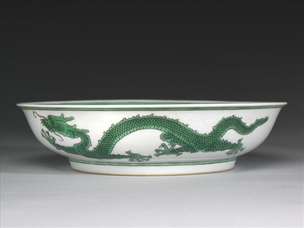 白釉綠彩龍紋盤