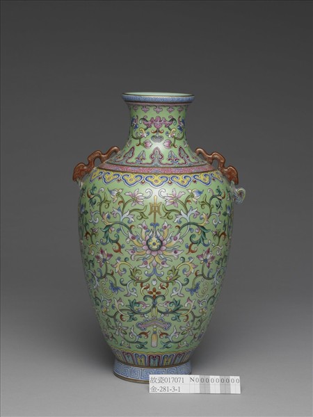 粉彩綠地番蓮紋雙耳瓶