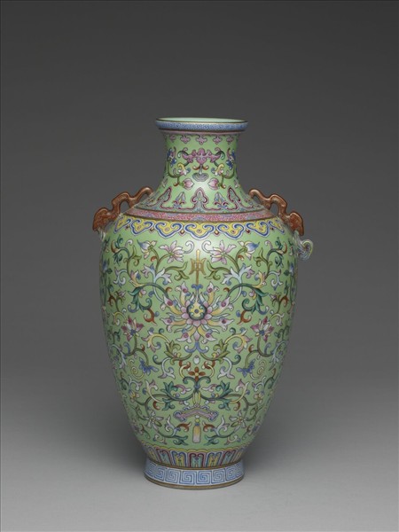 粉彩綠地番蓮紋雙耳瓶