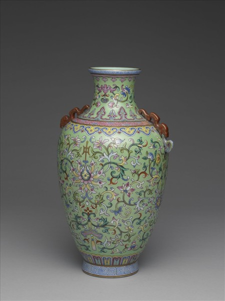 粉彩綠地番蓮紋雙耳瓶