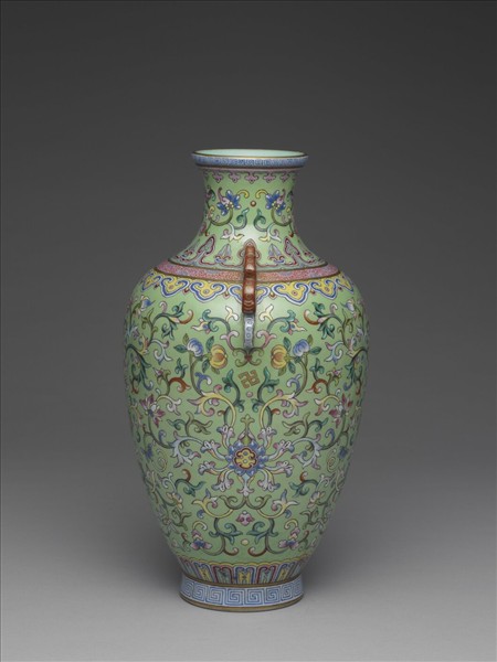 粉彩綠地番蓮紋雙耳瓶