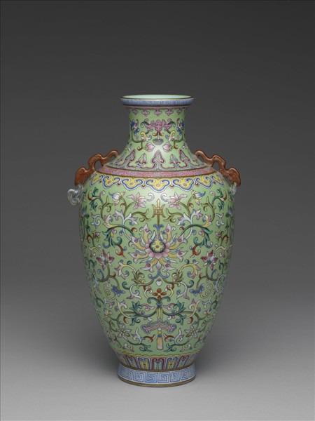 粉彩綠地番蓮紋雙耳瓶