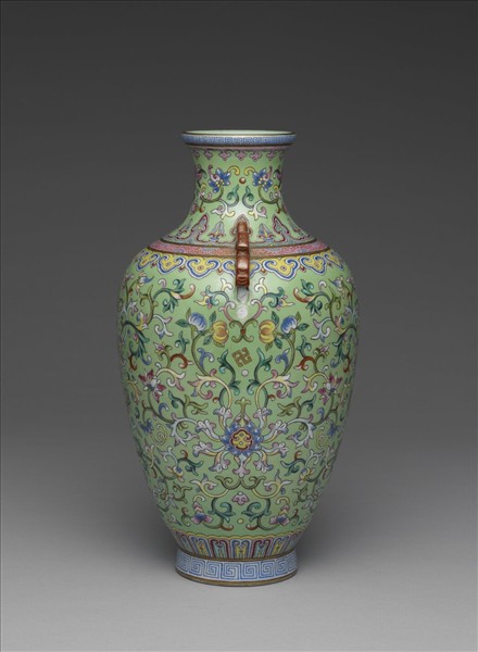 粉彩綠地番蓮紋雙耳瓶