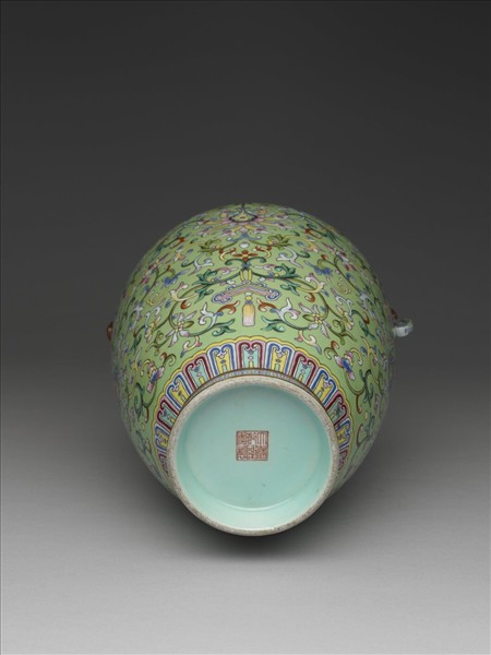 粉彩綠地番蓮紋雙耳瓶