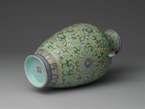 粉彩綠地番蓮紋雙耳瓶