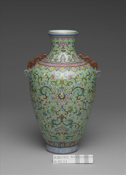 粉彩綠地番蓮紋雙耳瓶