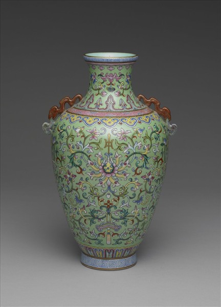 粉彩綠地番蓮紋雙耳瓶