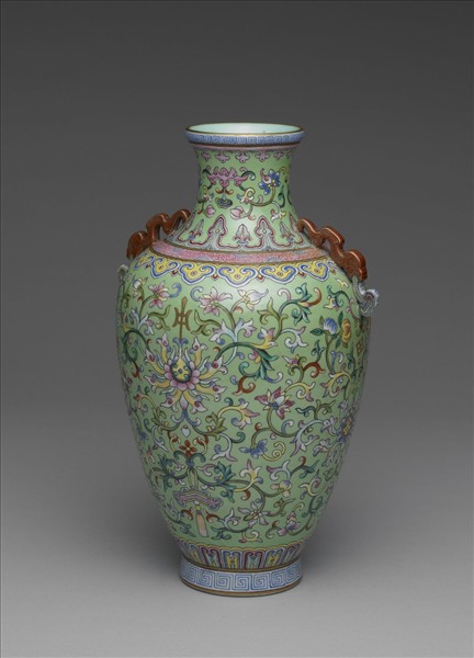 粉彩綠地番蓮紋雙耳瓶