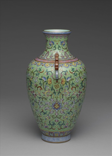 粉彩綠地番蓮紋雙耳瓶