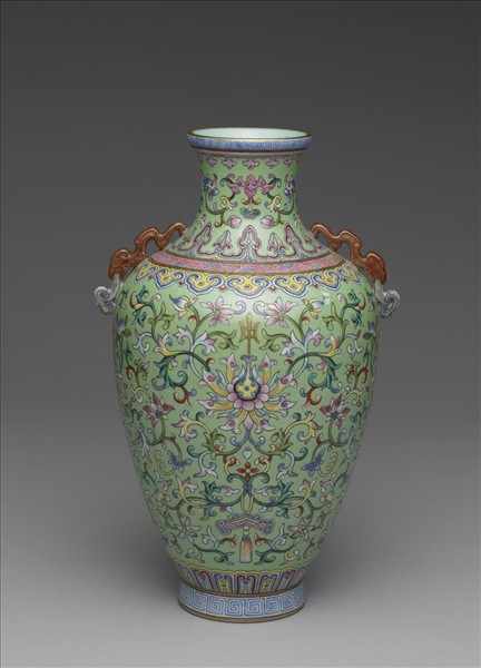 粉彩綠地番蓮紋雙耳瓶