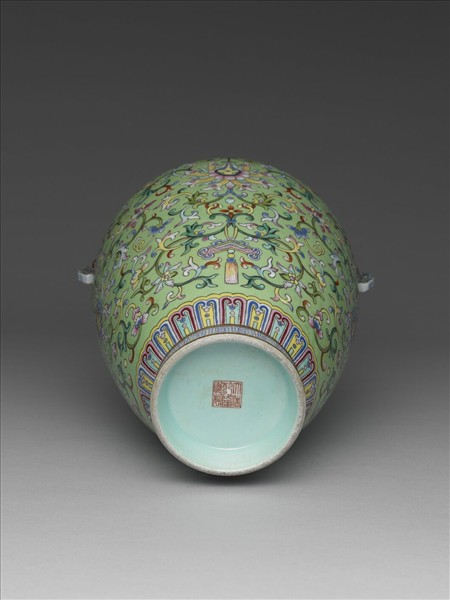 粉彩綠地番蓮紋雙耳瓶