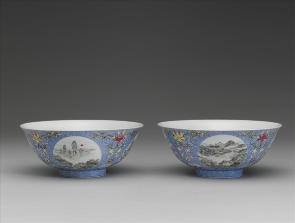 琺瑯彩藍地開光四季山水碗