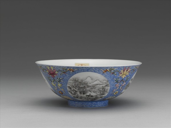 琺瑯彩藍地開光四季山水碗