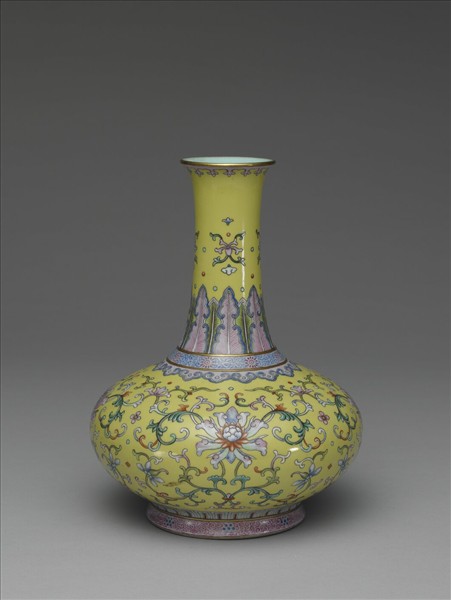 洋彩黃地番蓮紋長頸瓶