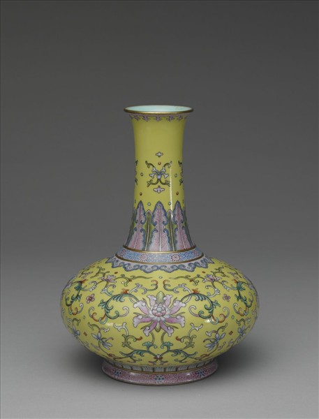 洋彩黃地番蓮紋長頸瓶