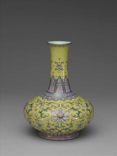 洋彩黃地番蓮紋長頸瓶