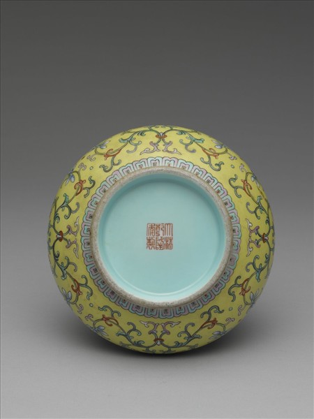 洋彩黃地番蓮紋長頸瓶