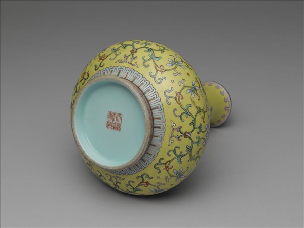 洋彩黃地番蓮紋長頸瓶