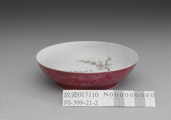 琺瑯彩紅地剔花梅花山茶碟