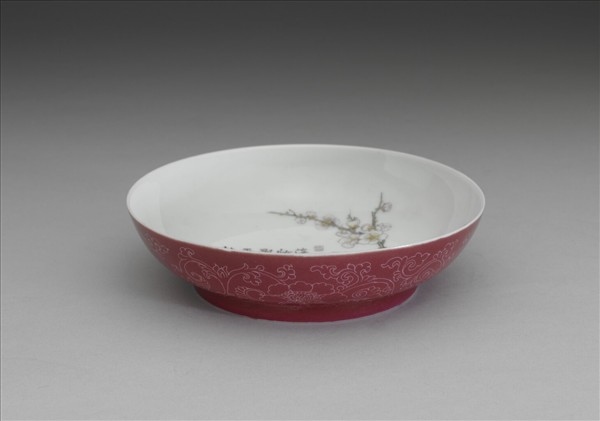 琺瑯彩紅地剔花梅花山茶碟