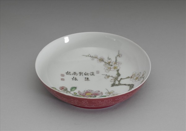 琺瑯彩紅地剔花梅花山茶碟