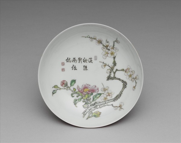 琺瑯彩紅地剔花梅花山茶碟