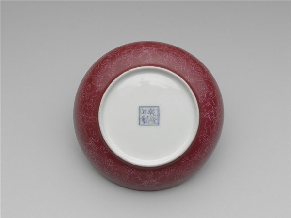 琺瑯彩紅地剔花梅花山茶碟