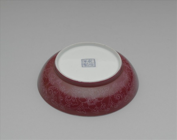 琺瑯彩紅地剔花梅花山茶碟