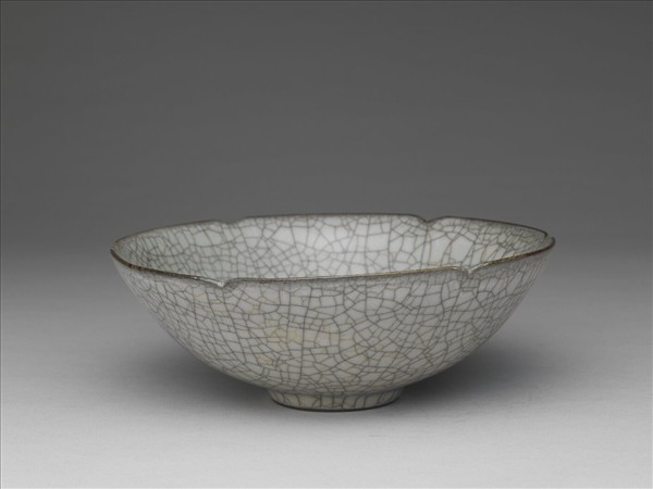 哥窯 青瓷葵瓣口碗