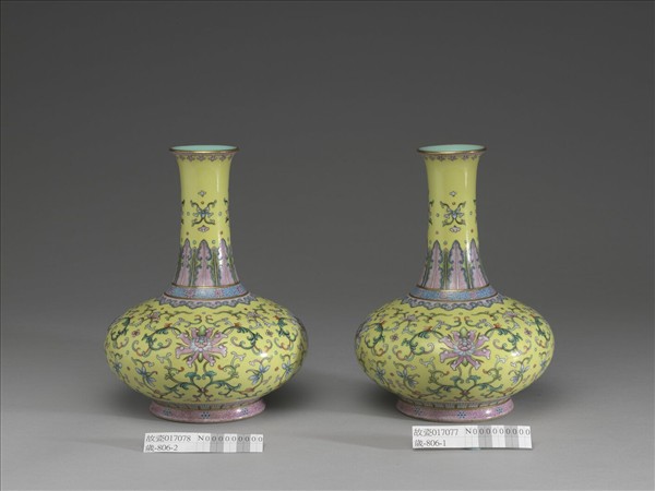 洋彩黃地番蓮紋長頸瓶