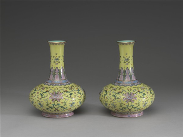 洋彩黃地番蓮紋長頸瓶