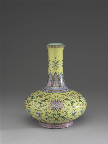 洋彩黃地番蓮紋長頸瓶