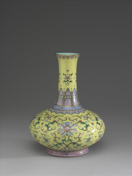 洋彩黃地番蓮紋長頸瓶