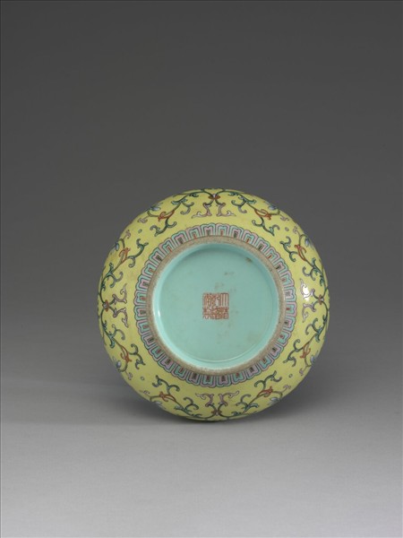 洋彩黃地番蓮紋長頸瓶