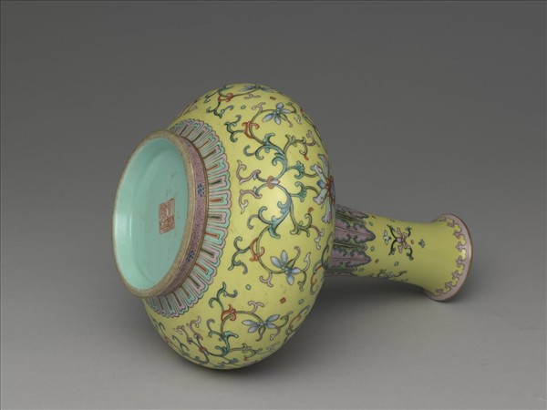 洋彩黃地番蓮紋長頸瓶